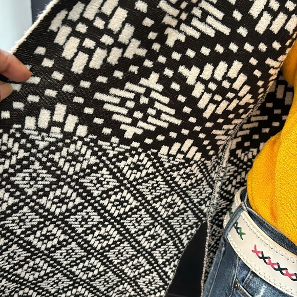 H&M Black And White Design Sweater, Size Small - Picture 4 of 5